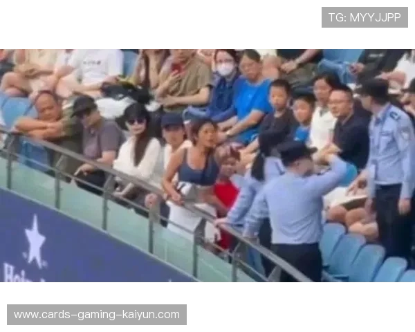 网球赛场观众冲入球场求婚！比赛被迫中断