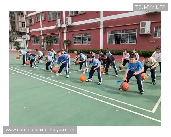 篮球少年运球运到摔